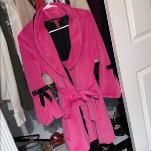 BETSEY JOHNSON INTIMATES HOT PINK SATIN ROBE ..